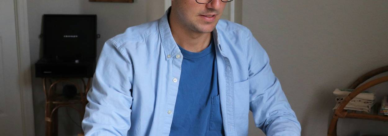 California renter reviewing online guides on a laptop||tenant reading digital handbook||california renter laptop#|#Young Californian tenant studying renter guides on a laptop#|#california-renter-guides.jpg
